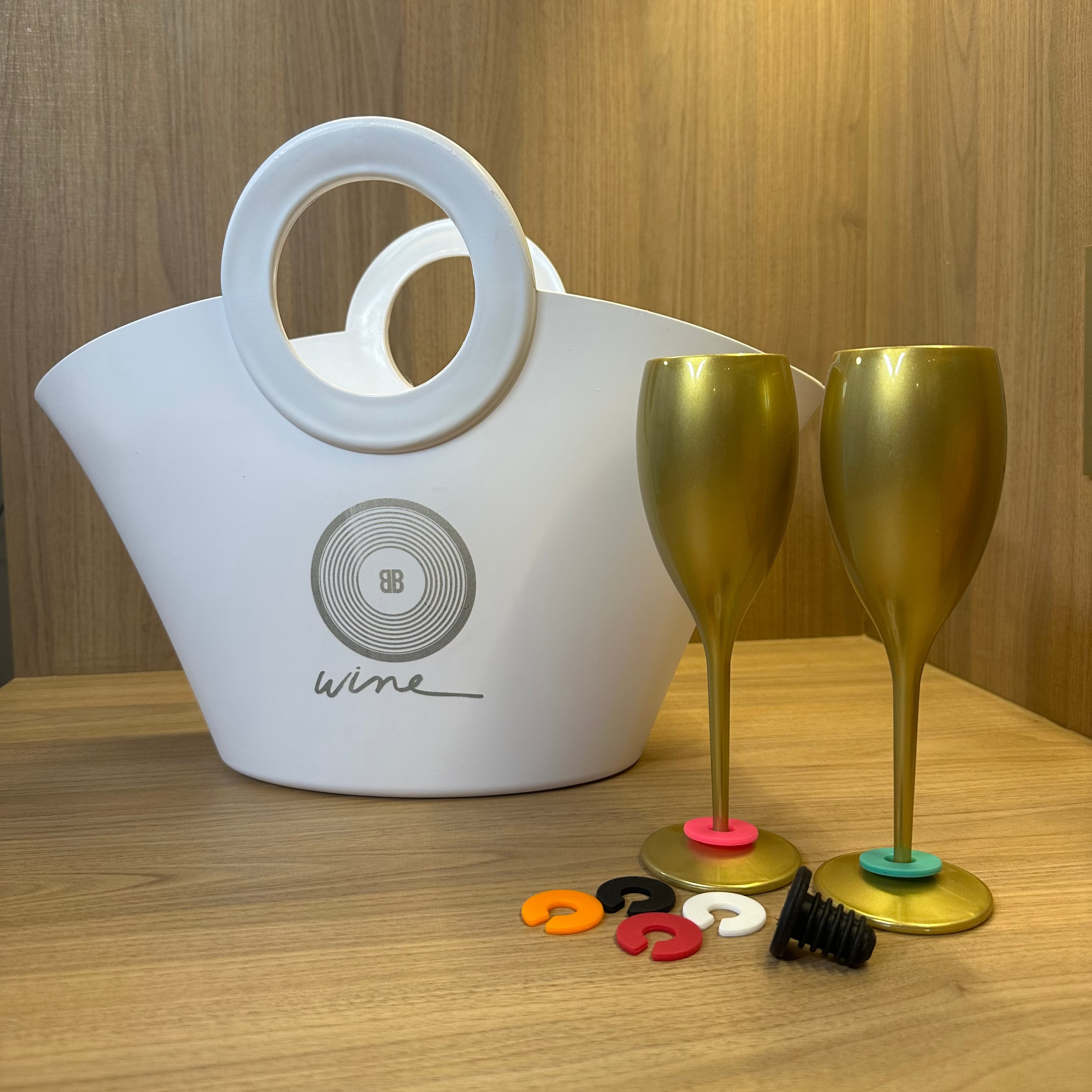 Kit Verão - Ice Bag Brisa + Taças Douradas + Conjunto de Marcadores de Taças e Tampa para Vinho